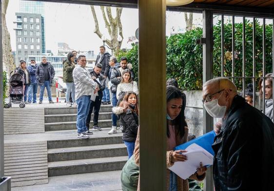 Colas y enfados en el Consulado de Venezuela en Bilbao por la gestión